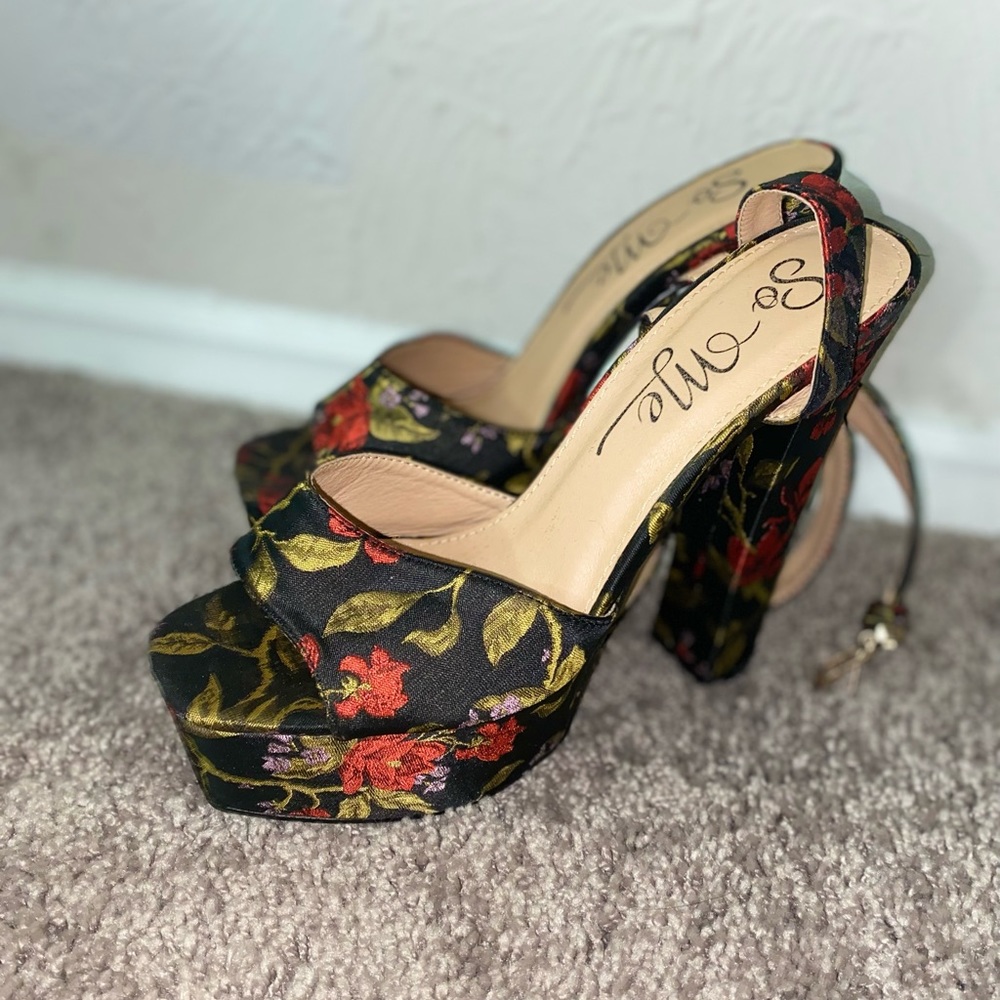 Size 8.5 “So Me” heels.